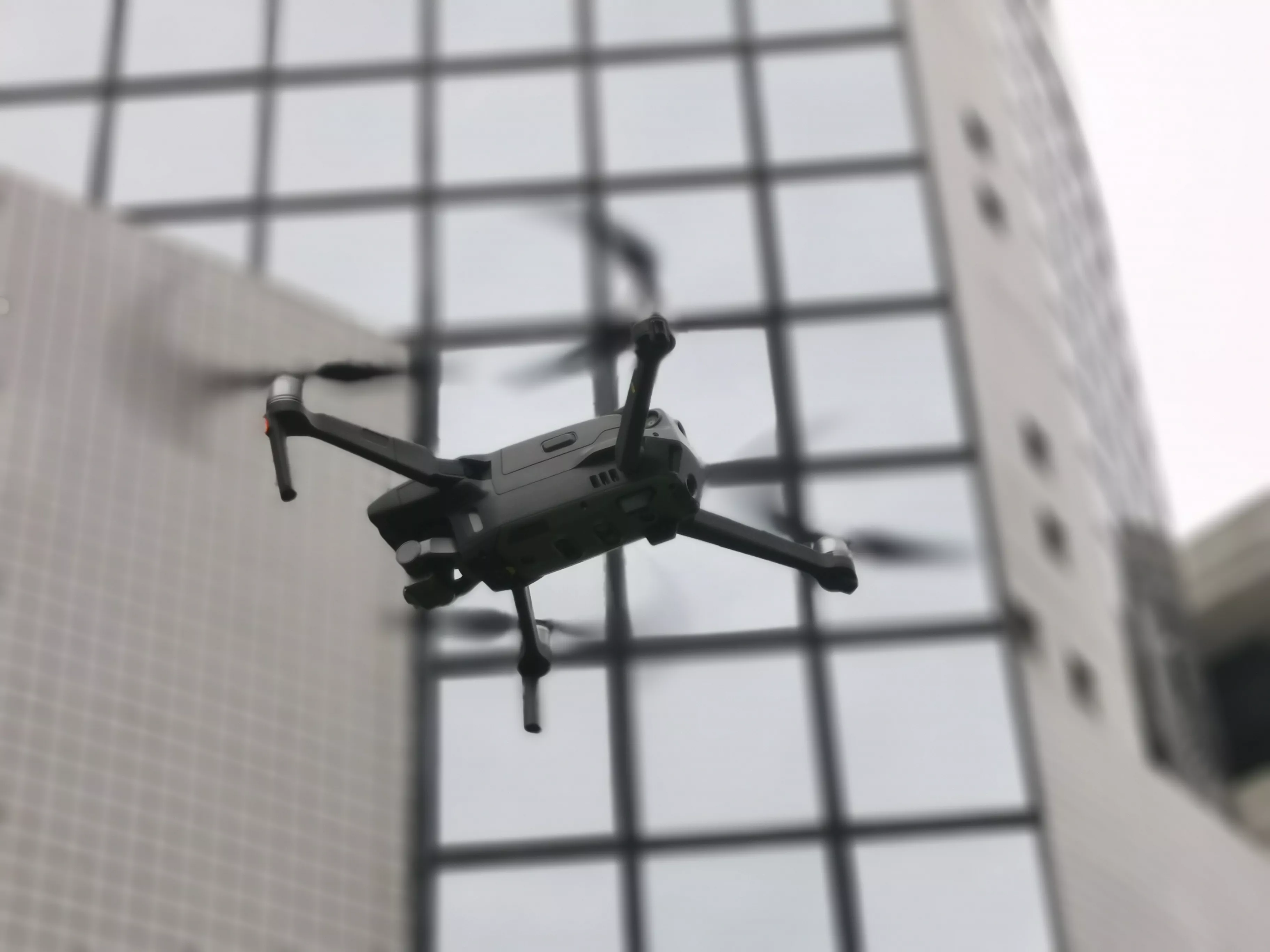 Smart Building Façade Inspection with Thermographic Images Using Unmanned Aerial Vehicles (UAVs)